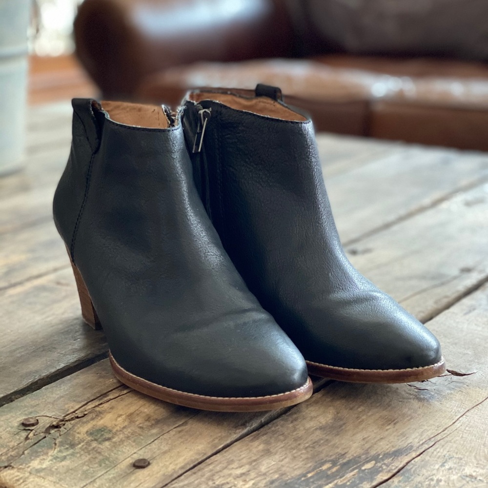 Meadewell black leather booties side zip size 8.5